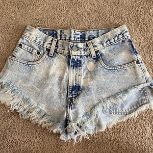 Levi’s cutoff jeans
